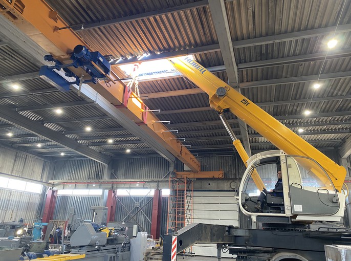 Монтаж мостового крана в сборочном цехе